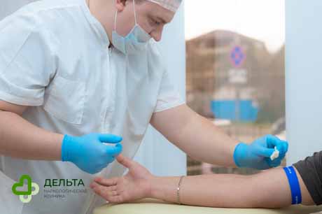 Врач готовит руку пациента к инъекции